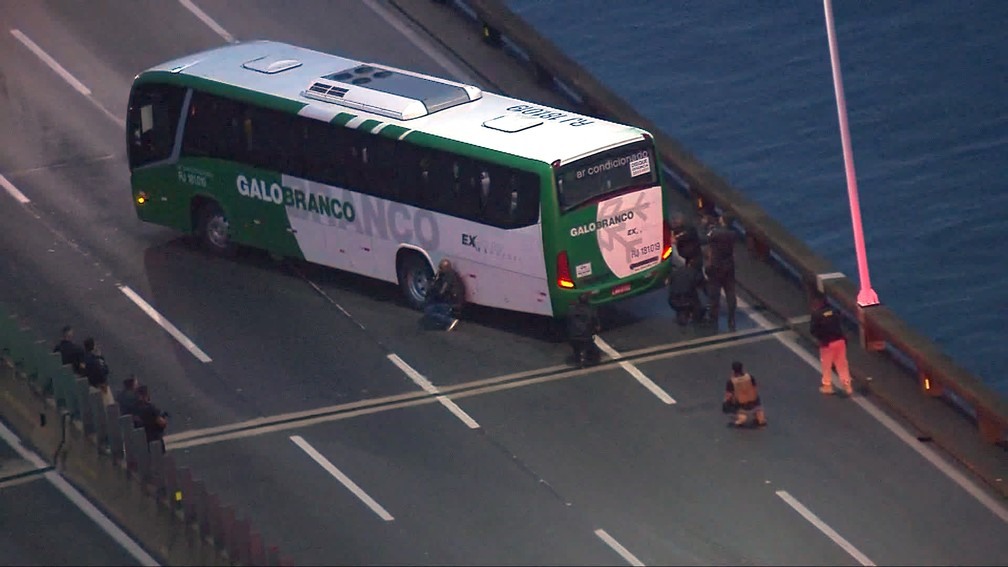 Policiais cercam Ã´nibus na Ponte Rio-NiterÃ³i â?? Foto: ReproduÃ§Ã£o/TV Globo