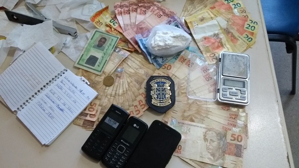 Suspeito de ser dono de disque droga foi preso com R$ 2,5 mil e uma porção de cocaína (Foto: Polícia Civil/ Divulgação)