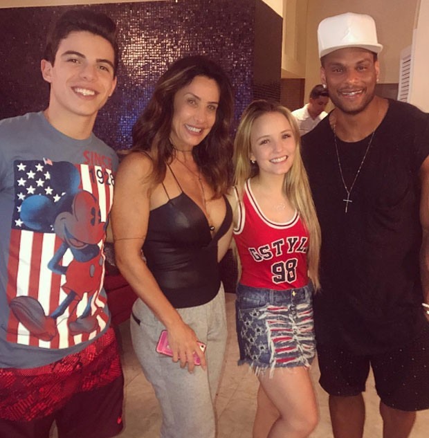 Thomaz Costa, Scheila Carvalho, Larissa Manoela e Tony Salles (Foto: Reprodução)