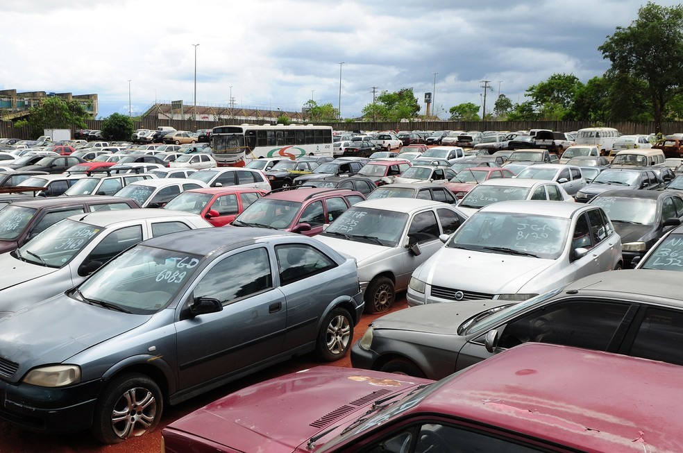 Duzentos e vinte quatro veÃ­culos e sucatas serÃ£o leiloados pela SuperintendÃªncia de TrÃ¢nsito de Salvador (Transalvador) na prÃ³xima sexta-feira (15). â?? Foto: Pedro Ventura/AgÃªncia BrasÃ­lia