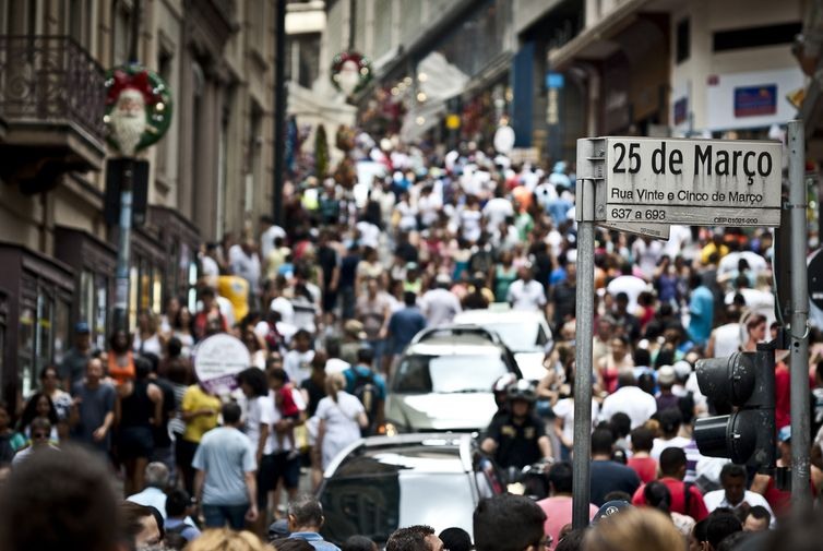 O movimento na Rua 25 de MarÃ§o, maior centro de comÃ©rcio popular de SÃ£o Paulo