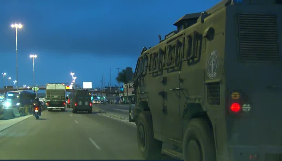 Blindado da PolÃ­cia Civil segue para operaÃ§Ã£o contra roubo de cargas â?? Foto: ReproduÃ§Ã£o/TV Globo