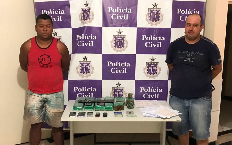 Jair Ribeiro da Silva [de vermelho] e Marcelo Sarruf [de preto] foram presos em Santa Maria da Vitória (Foto: Divulgação/Polícia Civil)