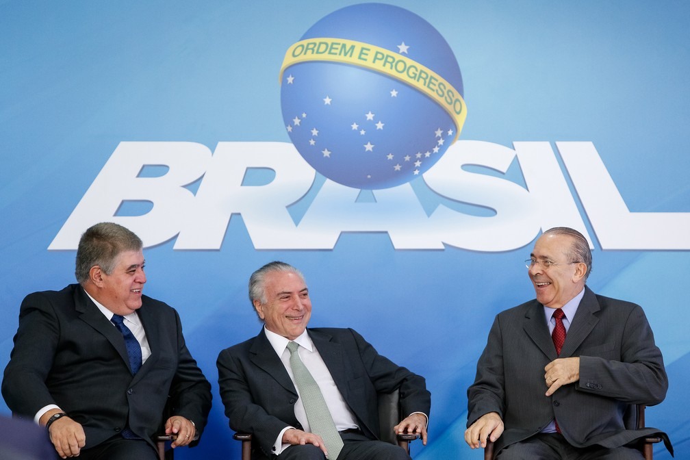 Os ministros Carlos Marun (à esquerda) e Eliseu Padilha (à direita) conversam com o presidente Michel Temer durante cerimônia de posse no Palácio do Planalto (Foto: Alan Santos/Presidência da República)