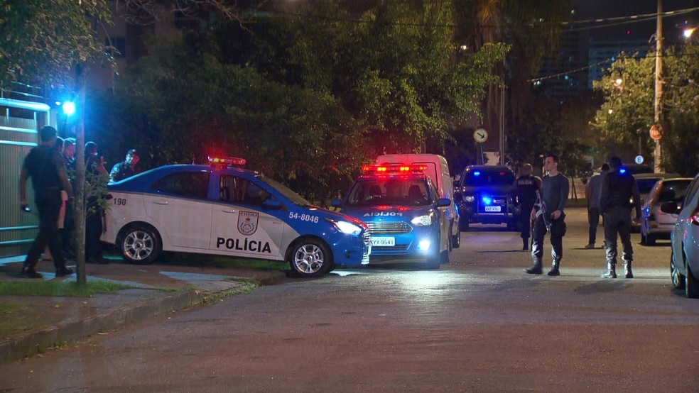 PolÃ­cia isolou a Ã¡rea do crime, no Recreio (Foto: ReproduÃ§Ã£o/TV Globo)