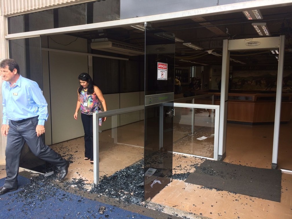 Porta de vidro da Assembleia Legislativa de MS foi quebrada (Foto: Maureen Mattiello/TV Morena)