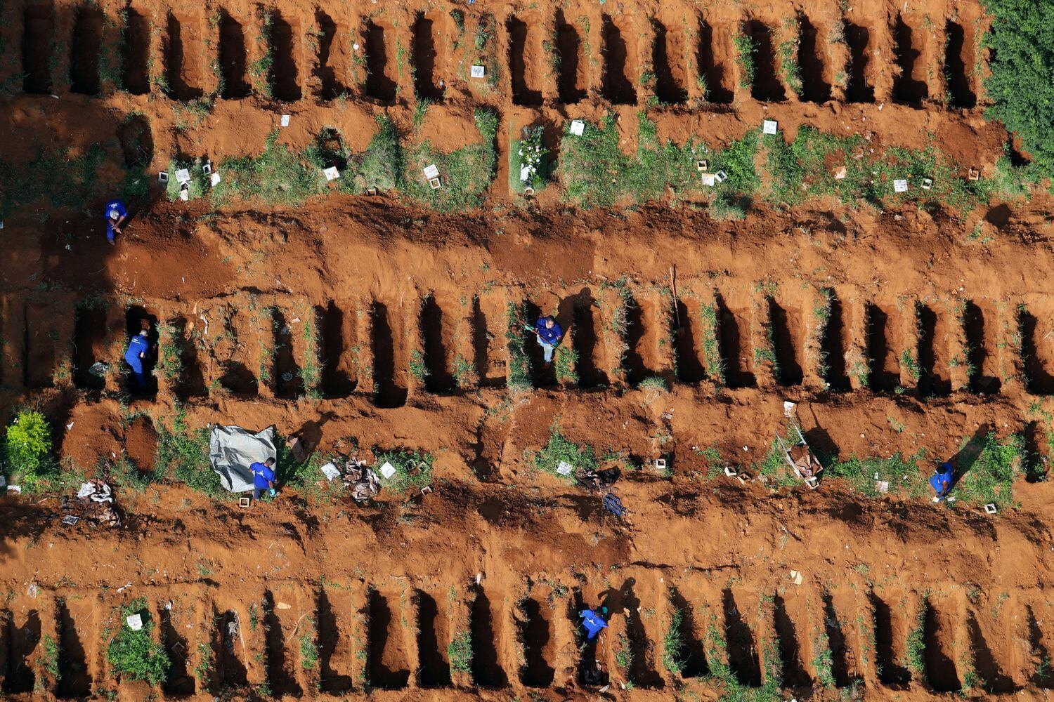 Coveiros no cemitério Vila Formosa, em São Paulo.