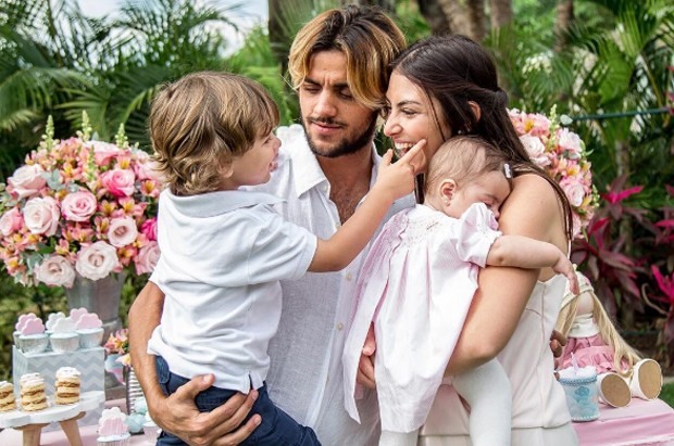 Mariana Uhlmann e Felipe Simas com os filhos (Foto: Reprodução/Instagram)