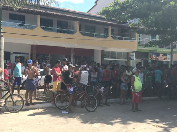 Grupo cerca delegacia durante apresentação de suspeito em Nova Viçosa (Foto: Arquivo pessoal)