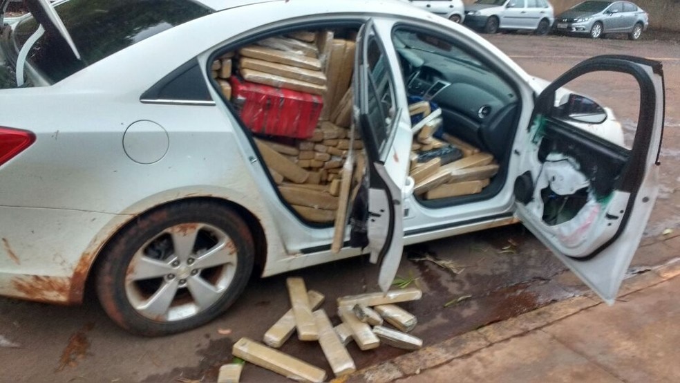 Carro furtado em GO foi recuperado lotado de maconha  (Foto: PMR/DivulgaÃ§Ã£o)