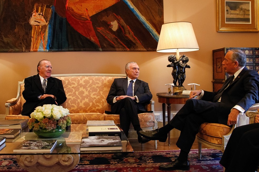 O ex-presidente José Sarney (à esquerda) e o presidente Michel Temer se reúnem com o presidente de Portugal, Marcelo Rebelo de Sousa, em Lisboa (Foto: Beto Barata/Presidência da República)