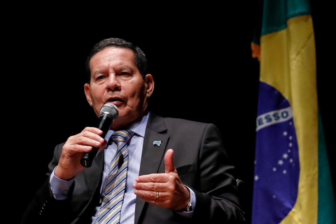 O presidente da RepÃºblica em exercÃ­cio, Hamilton MourÃ£o, durante o painel &quot;Destinos de uma NaÃ§Ã£o - Foco na SeguranÃ§a PÃºblica&quot;, na FederaÃ§Ã£o das IndÃºstrias do Estado do Rio Grande do Sul - Fiergs, em Porto Alegre (RS).