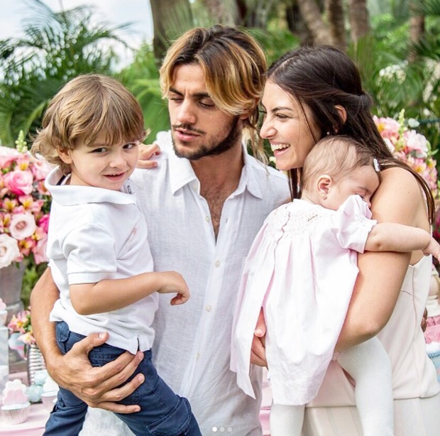 Mariana Uhlmann e Felipe Simas com os filhos (Foto: Reprodução/Instagram)