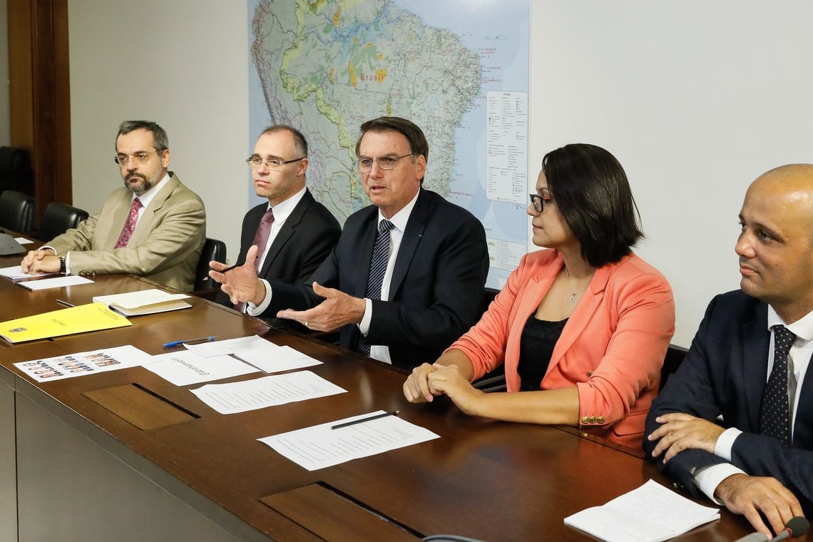 O presidente Jair Bolsonaro faz transmissÃ£o ao vivo ao lado do ministro da EducaÃ§Ã£o, Abraham Weintraub, do advogado-geral da UniÃ£o, AndrÃ© MendonÃ§a, da intÃ©rprete de libras, ElizÃ¢ngela, e do lÃ­der do governo na CÃ¢mara, Major Vitor Hugo.