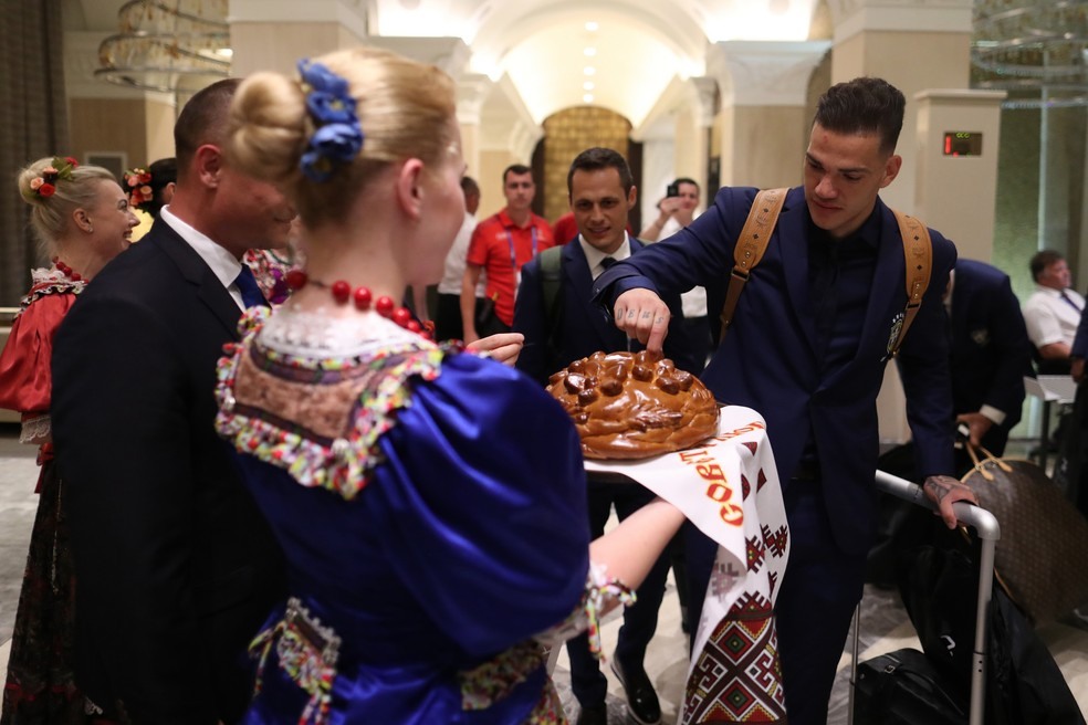 Ederson na chegada da seleÃ§Ã£o brasileira em Sochi (Foto: Lucas Figueiredo/CBF)