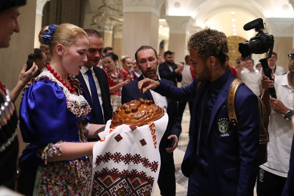 Neymar na chegada ao hotel da seleÃ§Ã£o brasileira (Foto: Lucas Figueiredo/CBF)