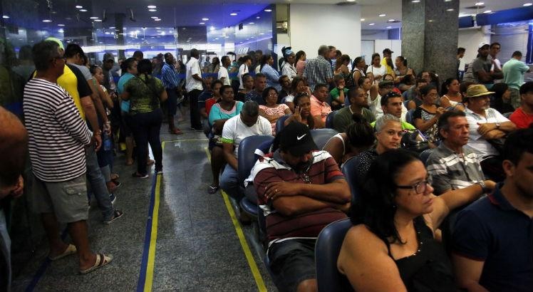 Resultado de imagem para MÃ©dia: mais de uma agÃªncia Ã© multada por dia pela â??Lei dos 15 minutosâ? em Salvador