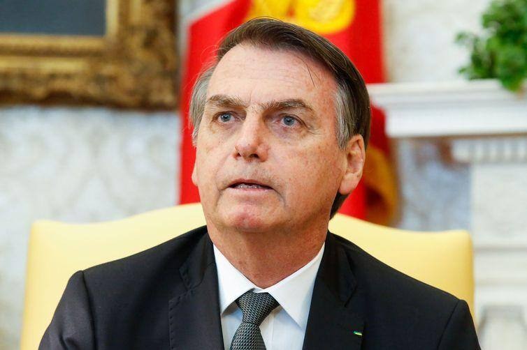 Resultado de imagem para Bolsonaro diz que decidirÃ¡ destino do ministro da EducaÃ§Ã£o na 2Âª-feira