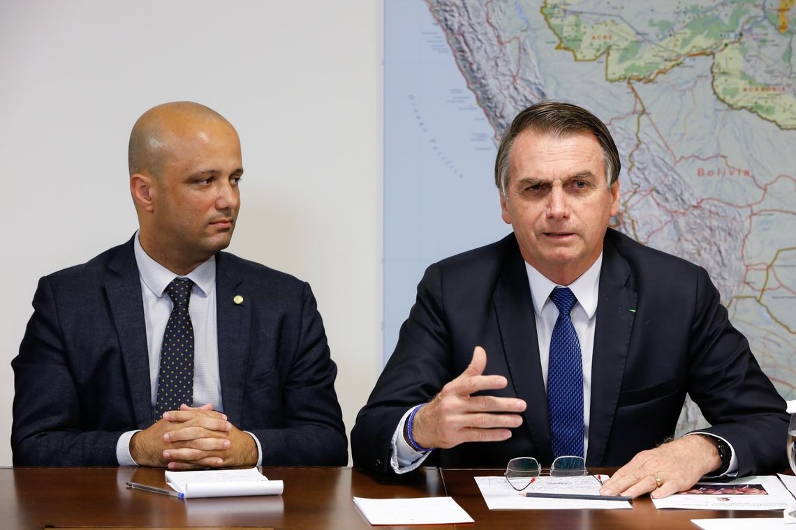 O presidente Jair Bolsonaro faz transmissÃ£o ao vivo ao lado do lÃ­der do governo na CÃ¢mara, Major Vitor Hugo.