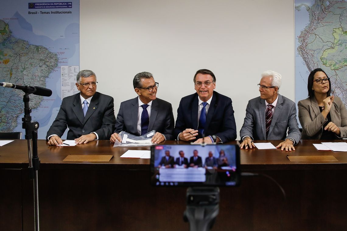 O presidente Jair Bolsonaro faz transmissÃ£o ao vivo para redes sociais ao lado dos mÃ©dicos Odorico Moraes, Marcelo Borges e Edmar Maciel, e da intÃ©rprete de libras, ElizÃ¢ngela.