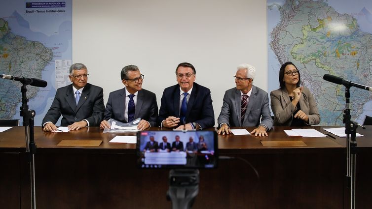 O presidente Jair Bolsonaro faz transmissÃ£o ao vivo para redes sociais ao lado dos mÃ©dicos Odorico Moraes, Marcelo Borges e Edmar Maciel, e da intÃ©rprete de libras, ElizÃ¢ngela.