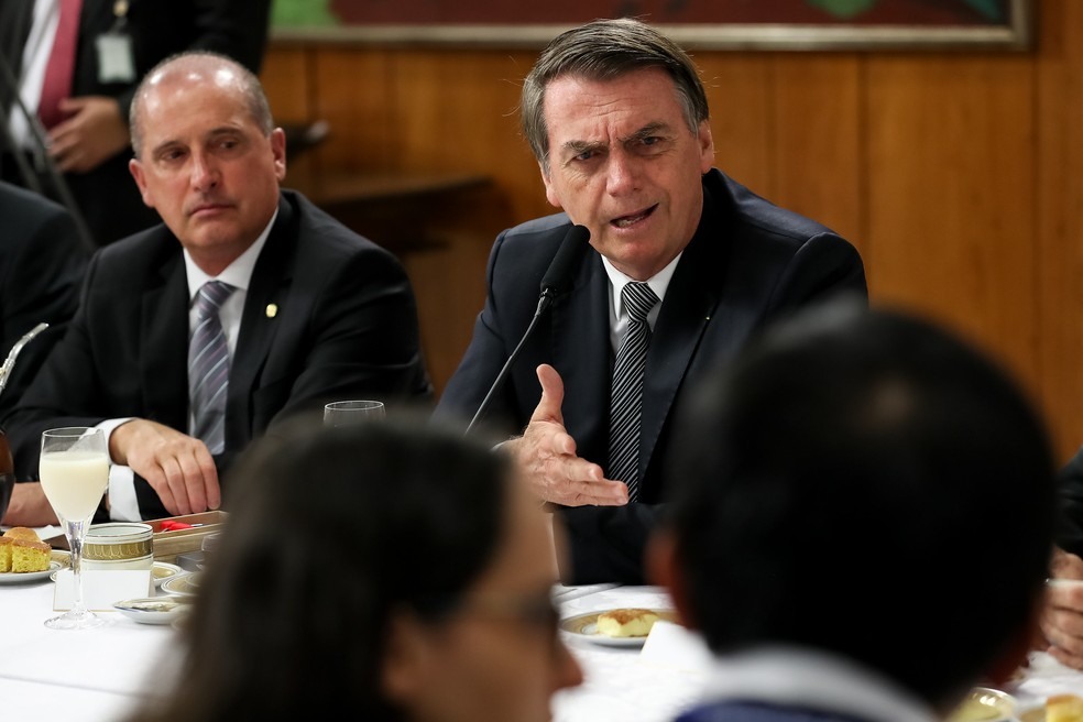 O presidente Jair Bolsonaro, ao lado do ministro Onyx Lorenzoni, durante cafÃ© da manhÃ£ com jornalistas no PalÃ¡cio do Planalto â?? Foto: Marcos CorrÃªa/PresidÃªncia da RepÃºblica