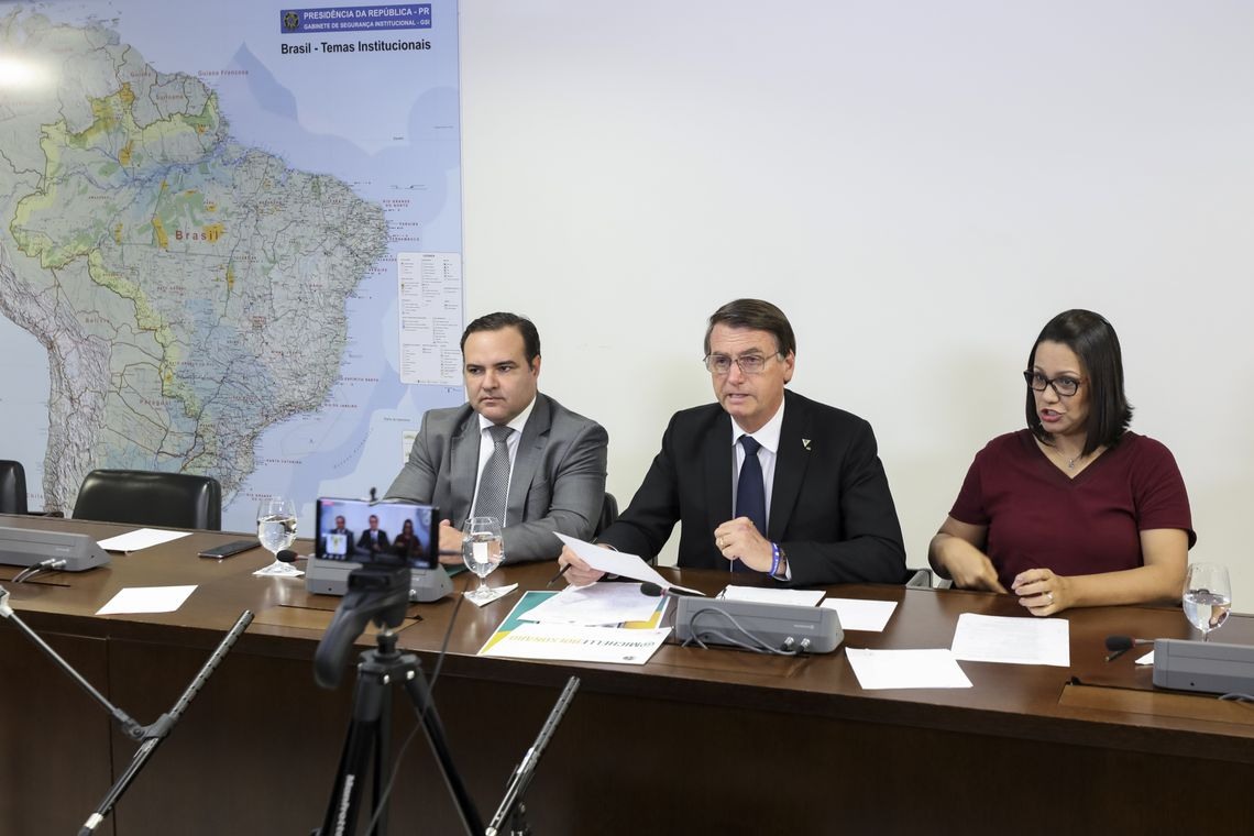 O presidente Jair Bolsonaro faz transmissÃ£o ao vivo ao lado do ministro da Secretaria-Geral da PresidÃªncia, Jorge Francisco, e da intÃ©rprete de libras, ElizÃ¢ngela Castelo Branco.