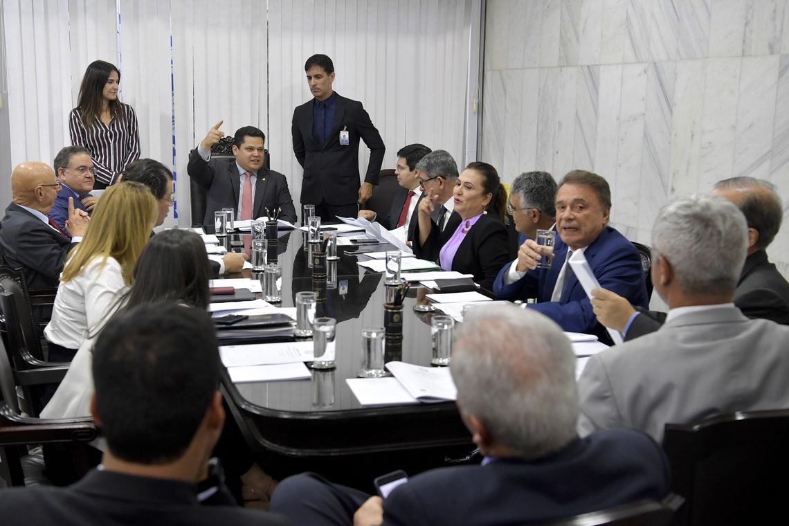 Presidente do Senado Federal, senador Davi Alcolumbre (DEM-AP), realiza reuniÃ£o de lÃ­deres. Participam:presidente do Senado Federal, senador Davi Alcolumbre (DEM-AP); senadora Daniella Ribeiro (PP-PB); senadora Simone Tebet (MDB-MS); 