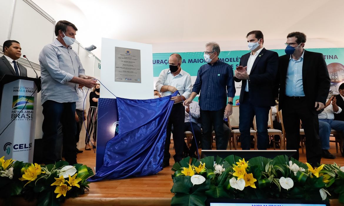 Presidente da República, Jair Bolsonaro,  o governador de Sergipe, Belivaldo Chagas e o ministro de Minas e Energia, Almirante Bento Costa Lima Leite Albuquerque Junior, descerram placa de inauguração da UTE Porto de Sergipe I.