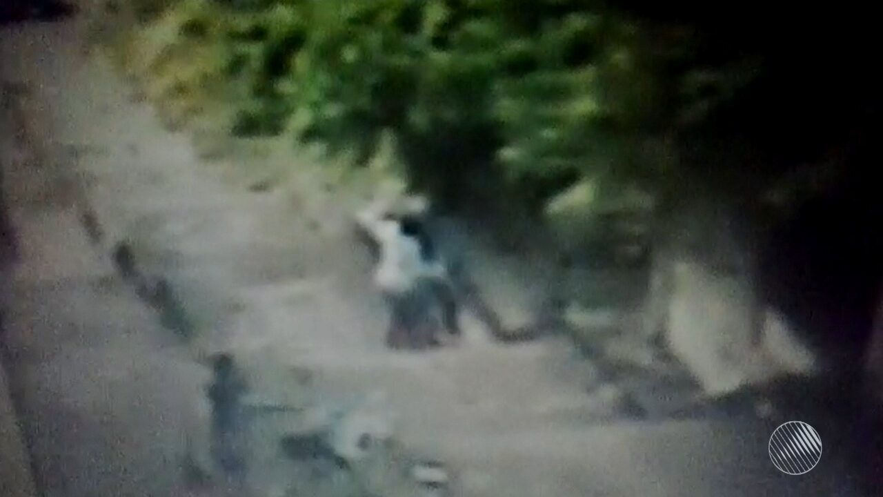 Resultado de imagem para Mulher reage a assalto e entra em luta corporal com bandido no Caminho das Árvores, em Salvador; vídeo