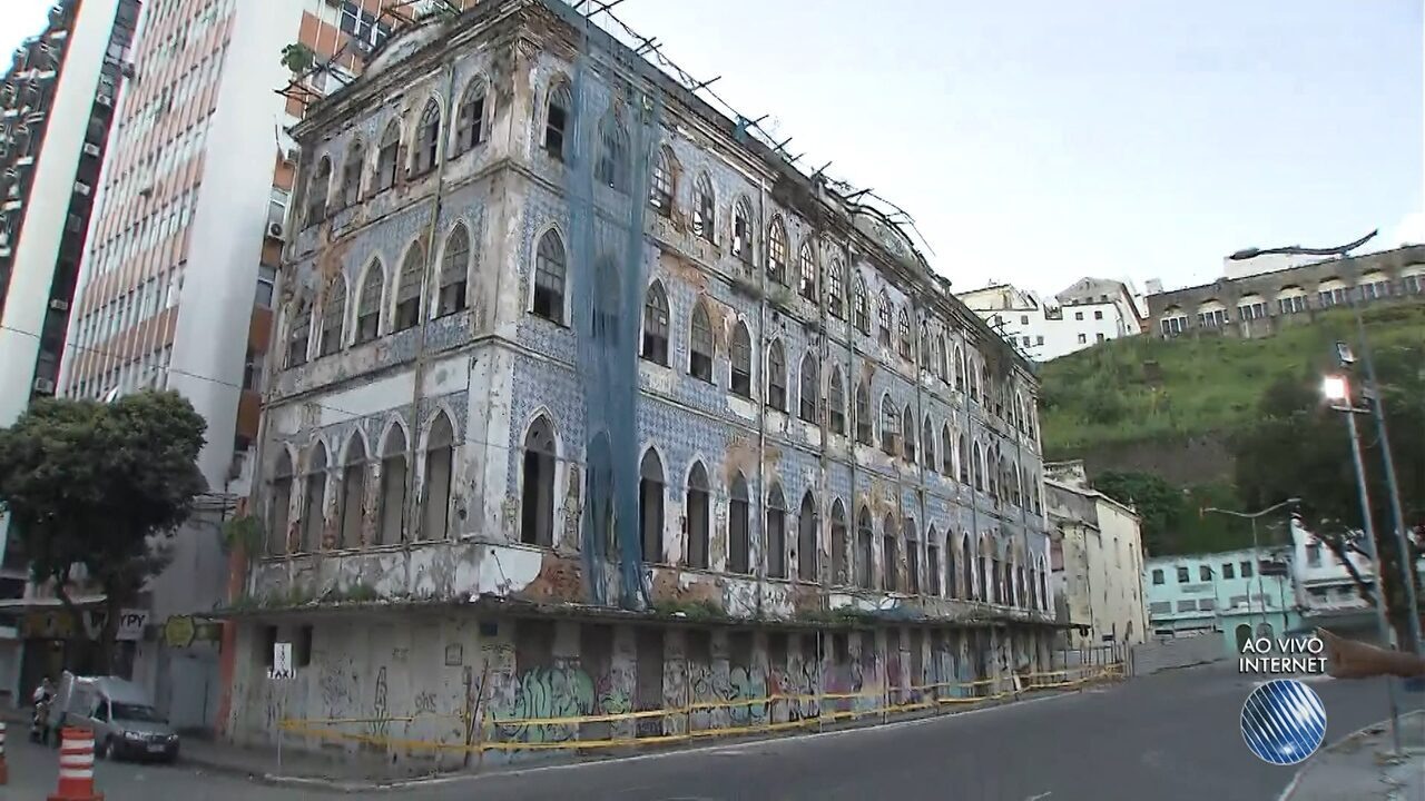 Resultado de imagem para Após parte de casarão desabar, ruas do Comércio continuam parcialmente interditadas