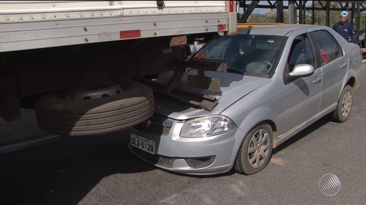 Resultado de imagem para Motorista fica preso às ferragens e morre após engavetamento com quatro veículos na Bahia