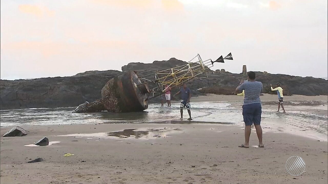 Resultado de imagem para Sinalizador que fica a 10 km da costa é arrastado para a faixa de areia da praia do Rio Vermelho com a força do vento, na BA