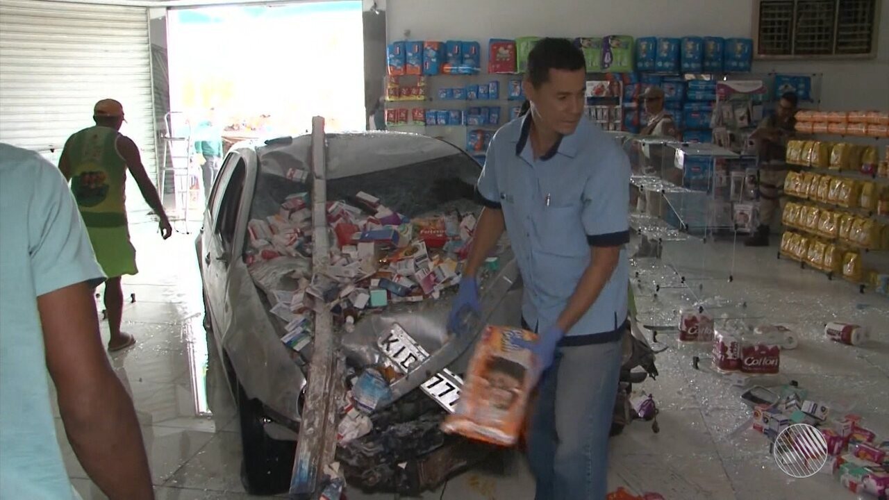 Resultado de imagem para Carro desgovernado invade farmácia em Juazeiro, no norte da Bahia