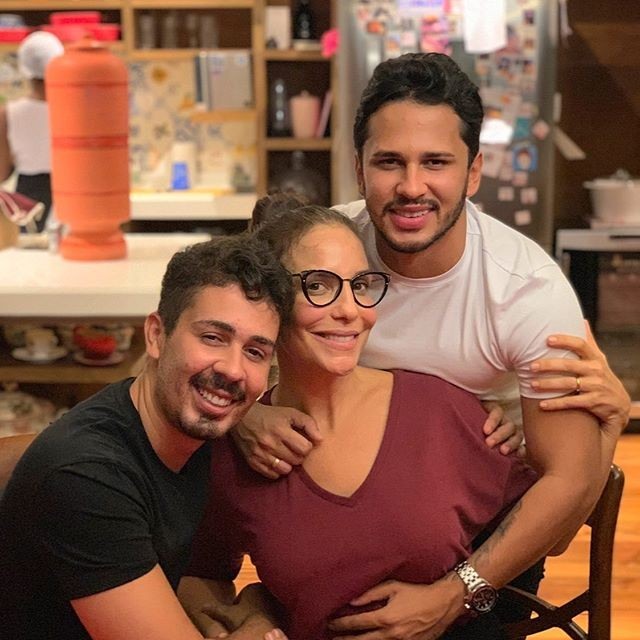 Carlinhos Maia e o noivo, Lucas GuimarÃ£es, com Ivete Sangalo (Foto: ReproduÃ§Ã£o)