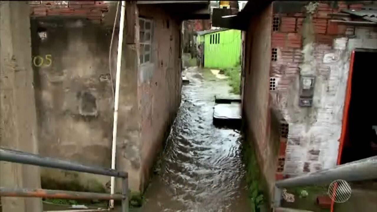 Resultado de imagem para Após chuvas, água invade casas e obriga famílias a deixar imóveis no sul da Bahia