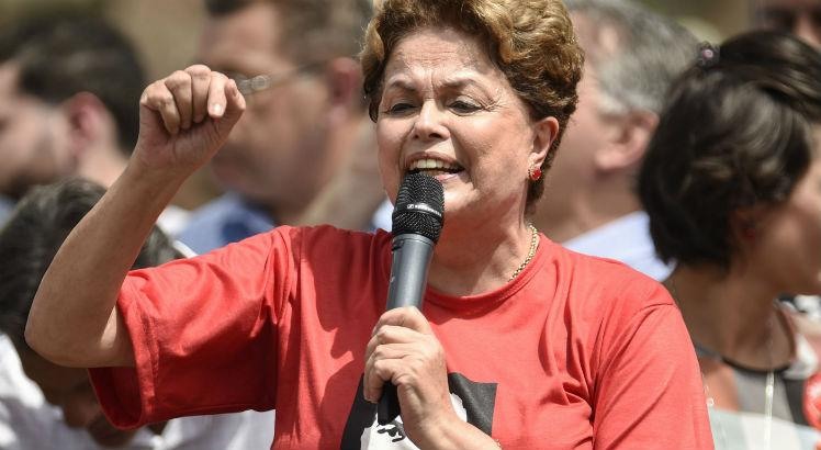 Resultado de imagem para Em evento, Dilma chama Bolsonaro de 'coiso' e Temer de 'usurpador'