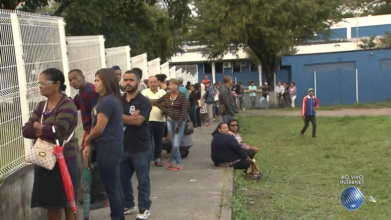 Resultado de imagem para Eleitores dormem na fila e formam fila gigante para recadastramento biométrico em Camaçari