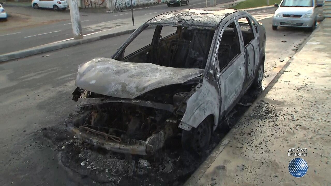 Resultado de imagem para Carro pega fogo no bairro de Amaralina, em Salvador; moradores suspeitam de incêndio criminoso