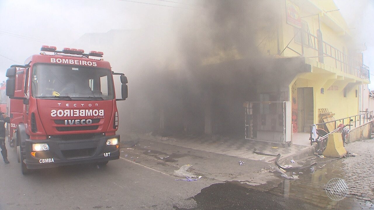 Resultado de imagem para Comerciantes lamentam perdas após incêndio que atingiu loja de tecidos em Cajazeiras: 'Perdi tudo'