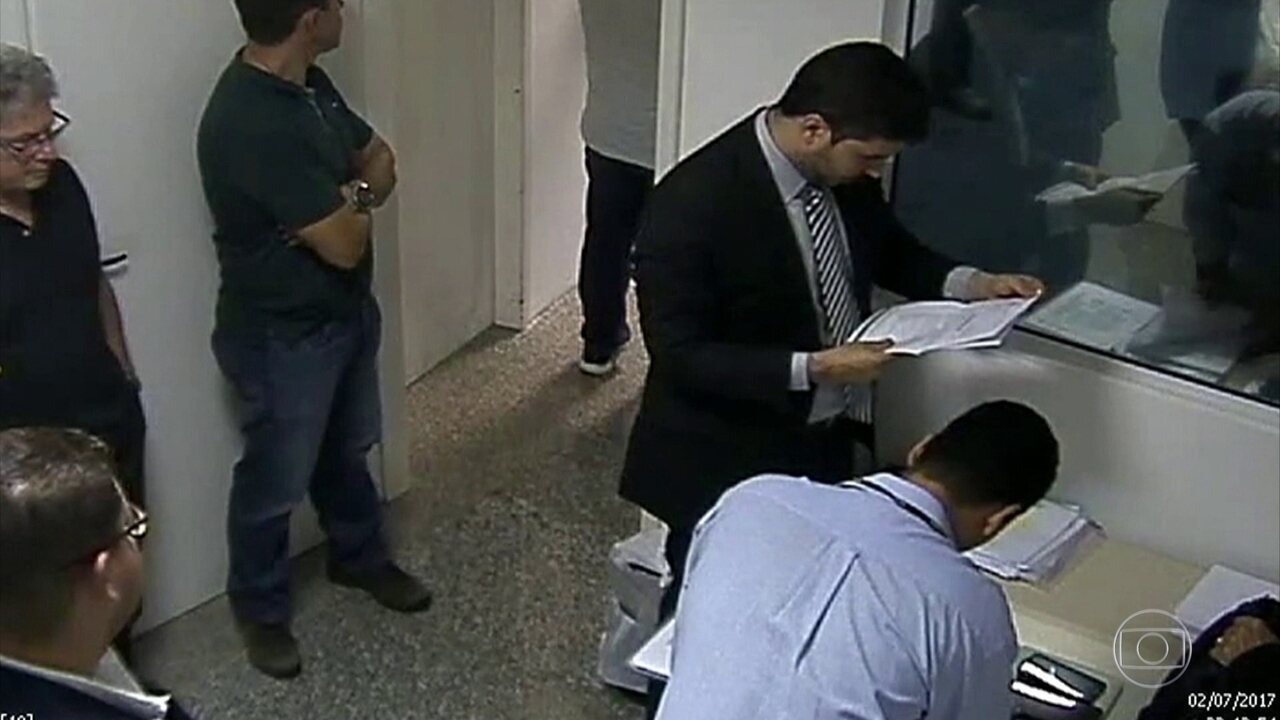 Resultado de imagem para Vídeo mostra momento em que PF acha na mala de Jacob Barata Filho ofício que indica vazamento da Operação Ponto Final