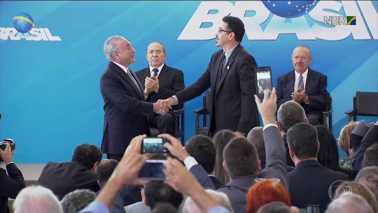 Resultado de imagem para Por telefone, Temer tenta convencer indecisos a votar contra denúncia