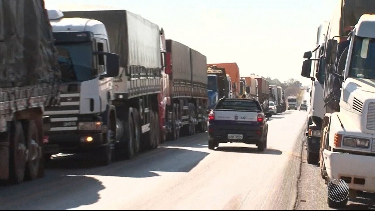 Resultado de imagem para Caminhoneiros fecham trecho da BR-242 em protesto por preço dos combustíveis