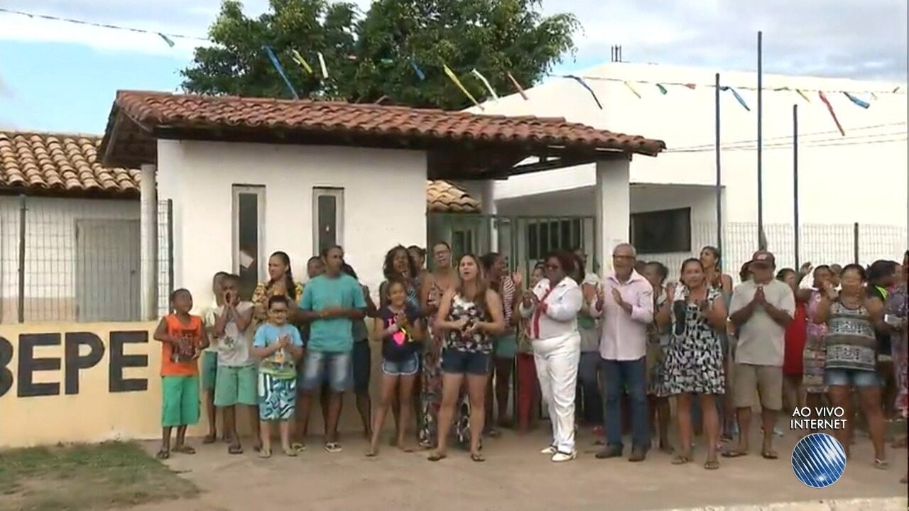 Resultado de imagem para Professores de Camaçari estão em greve há quase um mês; pais e alunos fazem protesto em escola