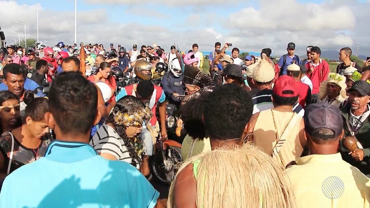 Resultado de imagem para Cerca de 200 índios fazem protesto e fecham ponte no norte da Bahia