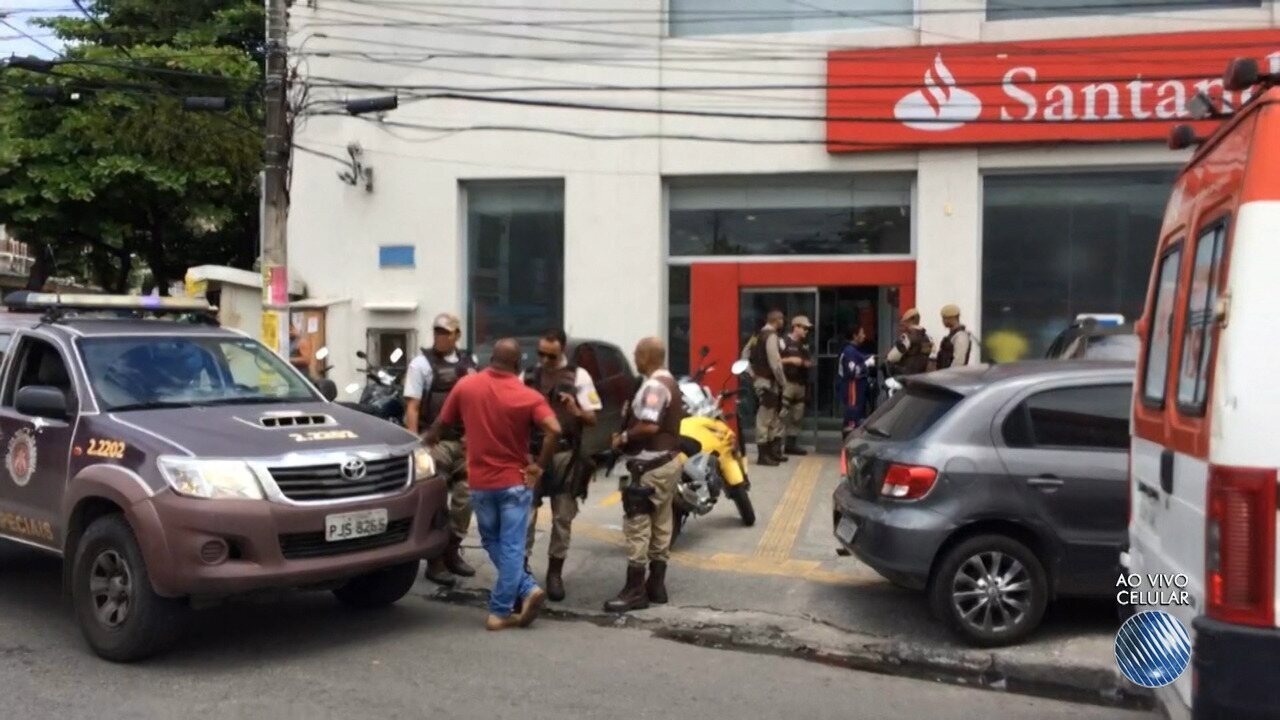 Resultado de imagem para Criminosos invadem agência bancária durante abastecimento de caixas eletrônicos e roubam dinheiro