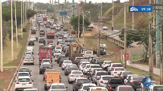 Resultado de imagem para Alagamento deixa trânsito travado na Avenida Paralela e motoristas invadem acostamento para sair da pista