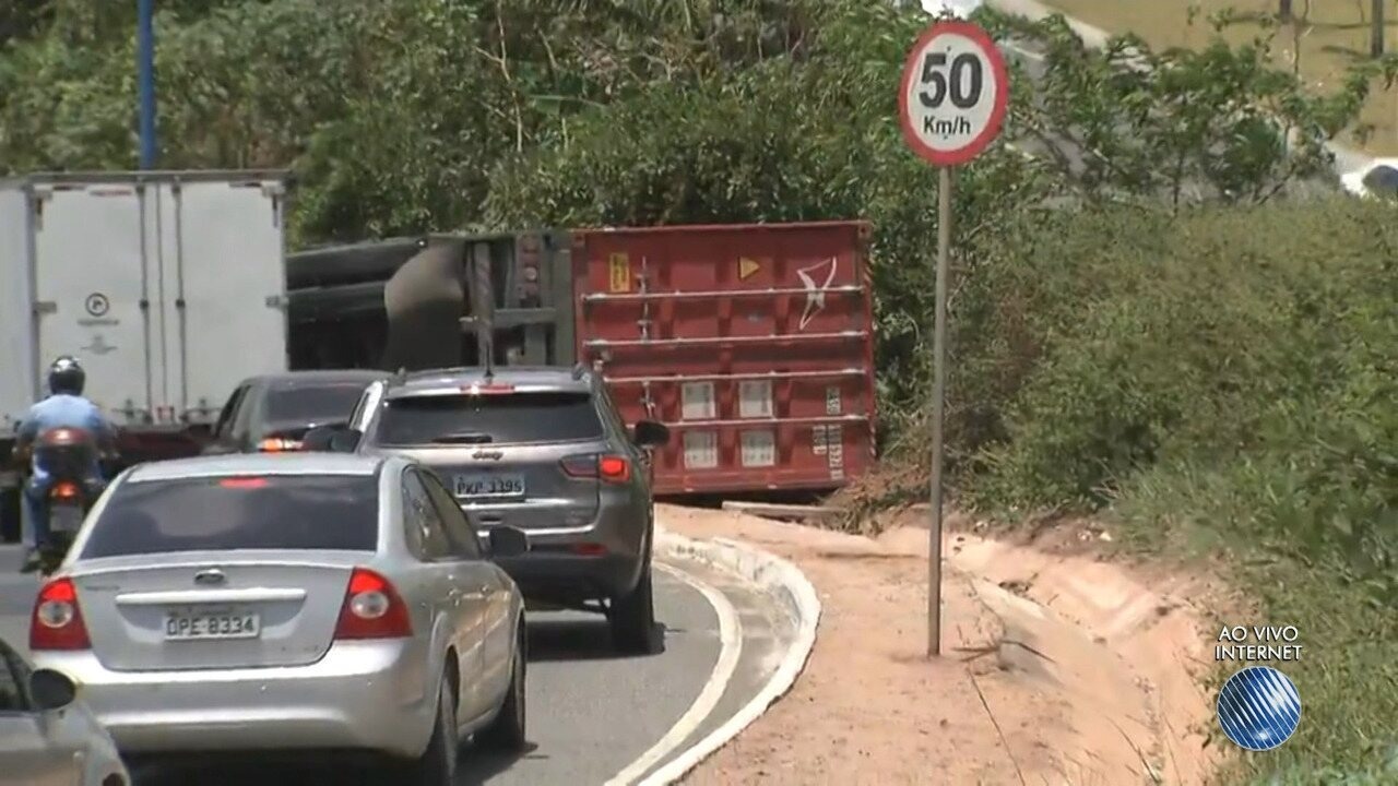 Resultado de imagem para Trânsito fica congestionado por causa de carreta tombada na Via Express