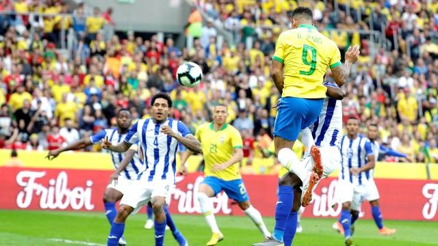 Gabriel Jesus sobe para marcar o primeiro gol da SeleÃ§Ã£o em Porto Alegre