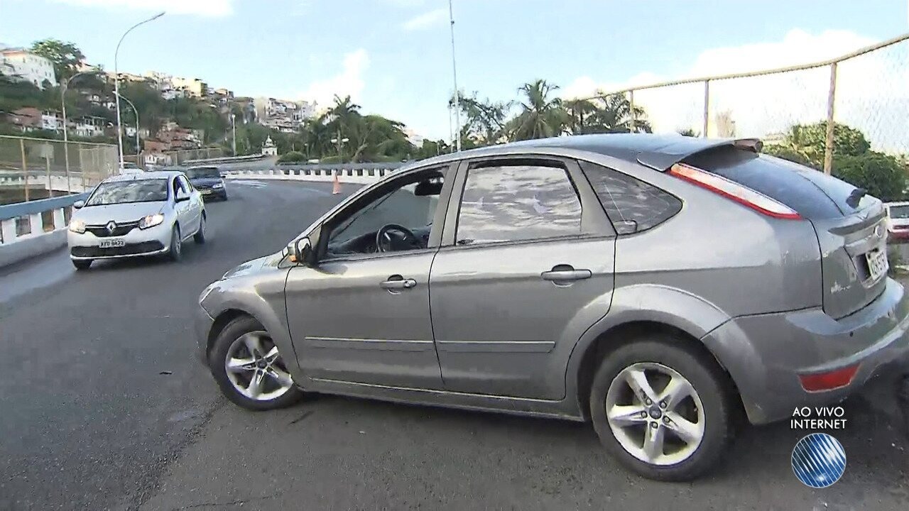 Resultado de imagem para Carro bate em mureta de proteção no Túnel Américo Simas, em Salvador